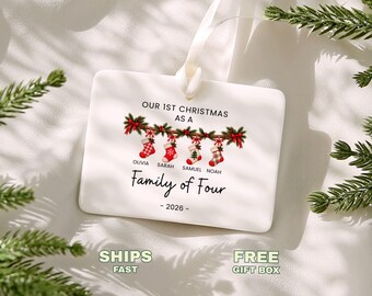Adorno navideño familiar personalizado, Primera Navidad como familia de cuatro, Nombres y año personalizados, Calcetín navideño para el árbol de Navidad