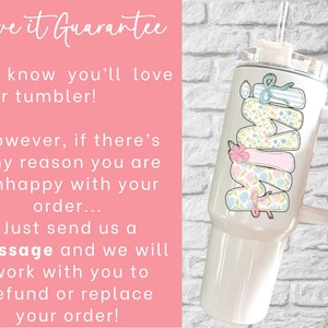 Puede incluir: Un vaso blanco con asa y pajita, con la palabra "MAMA" en un dise&ntilde;o floral y pastel. El vaso tiene el texto "Love it Guarantee" y otro texto sobre un fondo rosa.