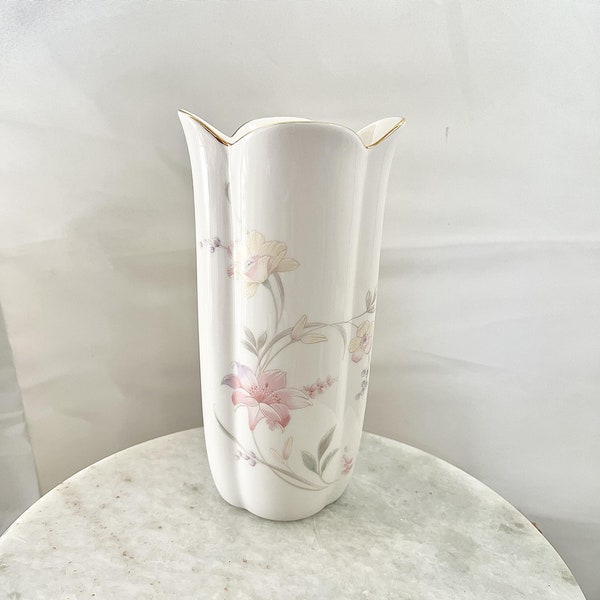 fine china japan, vintage japan vase, vintage vase, floral japan vase, fine china vase, gold rimmed vase, floral decor, vintage decor, vase