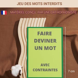 Puede incluir: Juego de mesa con el texto "FAIRE DEVINER UN MOT" en una tarjeta verde, que mide 5 cm x 7 cm. El juego incluye 64 cartas y está listo para usar. La imagen también muestra flores de algodón y elementos decorativos de madera.