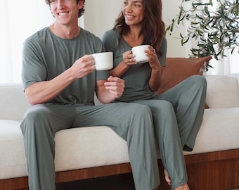 Men's Lightweight Pajama Set: Breathable Sleep Shirt & Pants