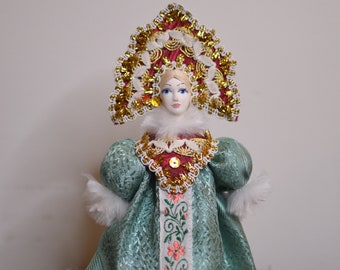 Poupée costumée - Poupée russe en sarafan et kokochnik, art populaire, objet de collection