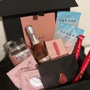 Caja de regalo de autocuidado para ella: set de lujo con mascarillas faciales, vela, Lindt y carta personalizada sellada con lacre.