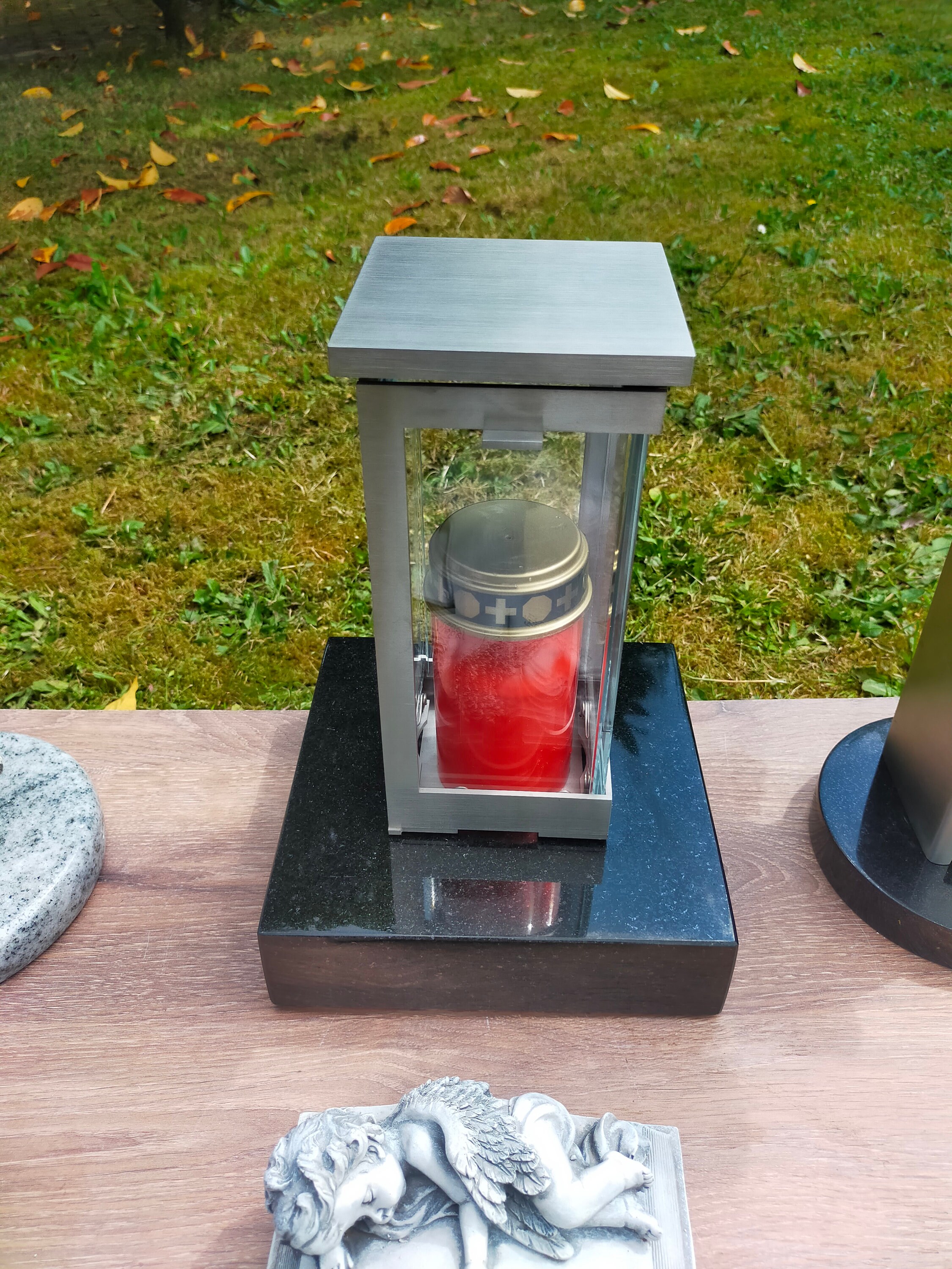 Kunst-Art-Köhl Grablaterne 9468/19 Aus Aluminium Montiert Auf Einem Sockel Aus Granit (Nero Impala