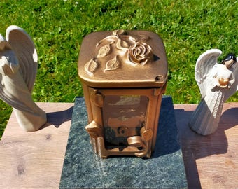 Latarnia z różą, duża, latarnia grobowa, lampa grobowa, latarnia, znicz grobowy, dekoracja grobu, brąz z ornamentem róży, używana, odrestaurowana