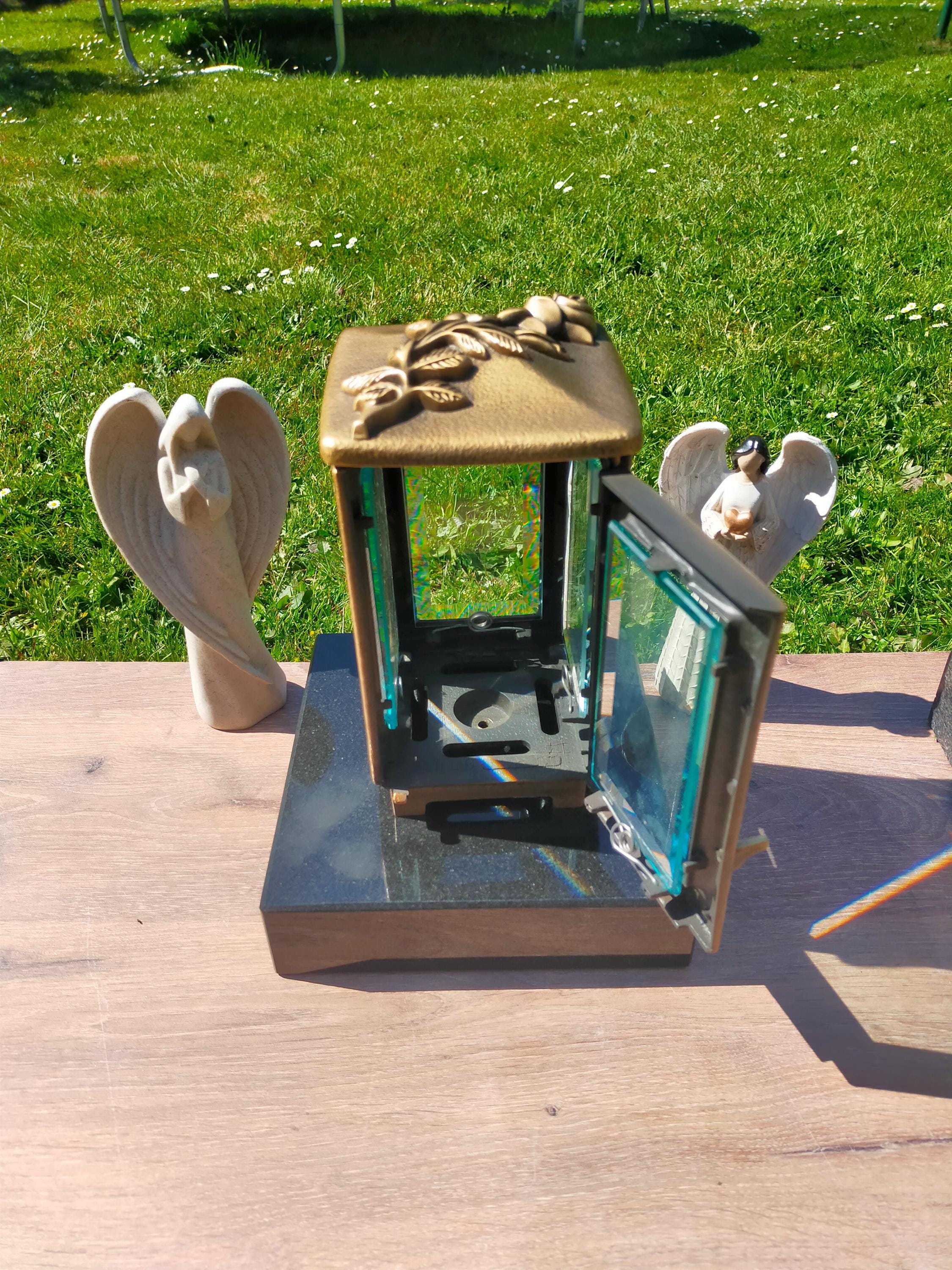 Vaso Di Fiore E Della Lanterna Sulla Pietra Tombale Fotografia Stock Vaso Di Fiore E Della Lanterna Sulla Pietra Tombale Image60319340 - Foto 9