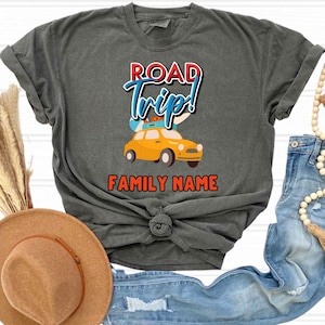 T-shirt personnalisé Comfort Colors® I pour road trip en famille avec voiture jaune, t-shirt de vacances personnalisé pour les aventures estivales 2025