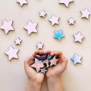Étoiles phosphorescentes en bois foncé - Étoiles murales en bois, étoiles brillantes, chambre de fille déco céleste, étoiles suspendues, chambre de tout-petit, plaque nominative personnalisée