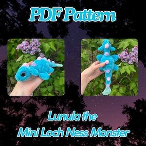Puede incluir: Un patrón PDF para Lunula, el Mini Monstruo del Lago Ness. La imagen muestra dos vistas de un monstruo del lago Ness de ganchillo turquesa con detalles en rosa y morado. El texto "PDF Pattern" y "Lunula the Mini Loch Ness Monster" se muestran.