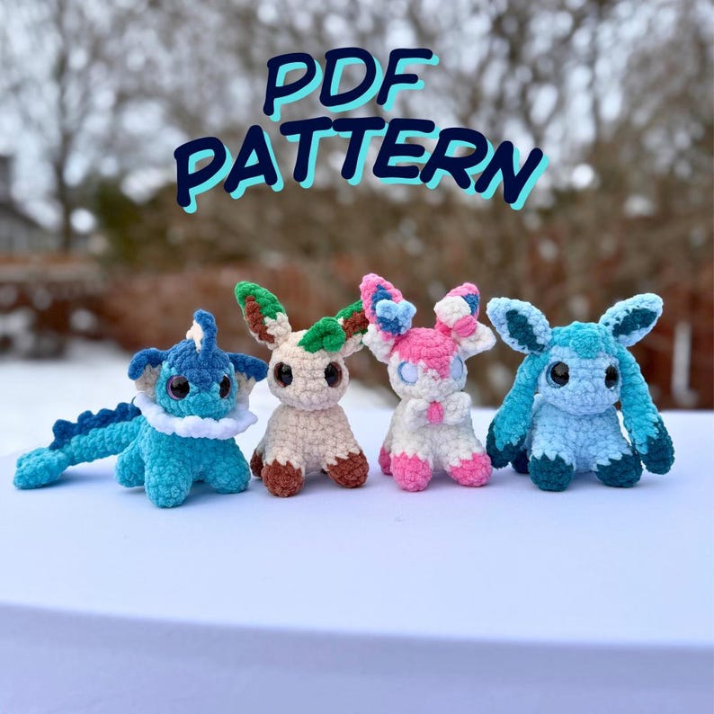Puede incluir: Se muestran cuatro juguetes de peluche de ganchillo de colores con forma de criaturas de dibujos animados. Los juguetes son de varios colores, incluyendo azul, rosa, beige y verde. El texto "PDF PATTERN" est&aacute; escrito en azul encima de los juguetes.