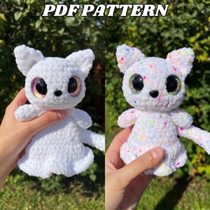 Könnte beinhalten: Zwei gehäkelte weiße Katzenplüschtiere mit Glitz Augen. Ein Plüschtier ist einfarbig weiß und das andere hat bunte Streusel.