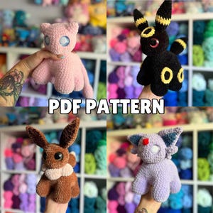 Puede incluir: Un collage de cuatro peluches de ganchillo que incluye una criatura rosa, una negra y amarilla, una marrón con cuello crema y una de color violeta claro. Cada peluche tiene ojos oscuros grandes. El texto PDF PATTERN está centrado.
