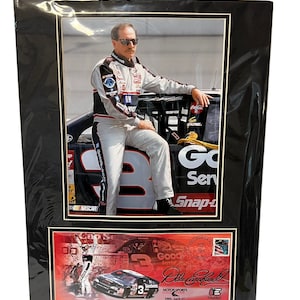 Könnte beinhalten: Gerahmtes Foto mit einem Rennfahrer in einem Rennanzug, der sich an ein schwarzes und rotes Rennauto lehnt. Das Bild enthält die Nummer 3 und verschiedene Sponsorenlogos. Ein kleineres Bild unten zeigt das Rennauto und den Fahrer mit Text.