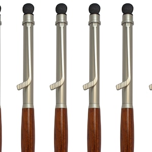 Set di penne a sfera sportive da hockey, clip tridimensionale, realizzate a mano in ottone massiccio, finitura nichel satinato con statuetta da hockey, confezione in tubo.