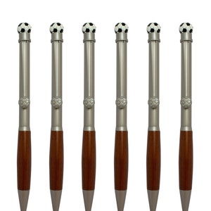 Set di penne a sfera sportive da calcio, clip tridimensionale, realizzate a mano in ottone massiccio, finitura nichel satinato con statuetta di calcio, confezione in tubo.