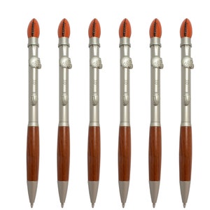 Set di penne a sfera sportive da calcio, clip tridimensionale, realizzate a mano in ottone massiccio, finitura in nichel satinato, statuetta da calcio, confezione in tubo