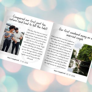 Puede incluir: Una p&aacute;gina doble de un &aacute;lbum de fotos con texto y fotos. La p&aacute;gina izquierda tiene una foto de una pareja y el texto "Conquistamos nuestra primera declaraci&oacute;n de impuestos conjunta (&iexcl;y vivimos para contarlo!)". La p&aacute;gina derecha tiene una foto de un canal y el texto "Nuestro primer fin de semana como pareja casada."