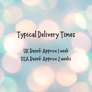 Puede incluir: Imagen con un fondo suave y borroso de c&iacute;rculos blancos, rosas y turquesas. El texto "Typical Delivery Times" se muestra en negro. Debajo, se indica "UK Based: Approx 1 week" y "USA Based: Approx 2 weeks."