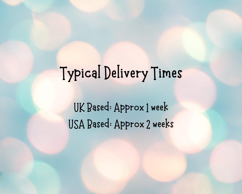 Puede incluir: Imagen con un fondo suave y borroso de c&iacute;rculos blancos, rosas y turquesas. El texto "Typical Delivery Times" se muestra en negro. Debajo, se indica "UK Based: Approx 1 week" y "USA Based: Approx 2 weeks."