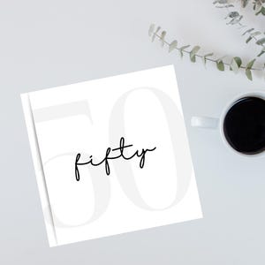 Liste des 50 ans et plus - Cadeau pour 50e anniversaire - Suivi des défis et planificateur d'objectifs - Activités amusantes à faire dans la cinquantaine - Couverture blanche