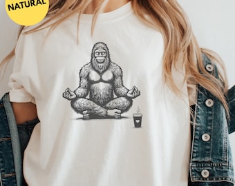 Camiseta de yoga Bigfoot: Sasquatch meditando con café