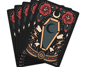 Puede incluir: Un abanico de naipes negros con un diseño gótico. Cada carta presenta un ataúd, rosas, una luna creciente y un símbolo de ojo. Las cartas tienen una estética oscura con acentos rojos, turquesa y dorados.