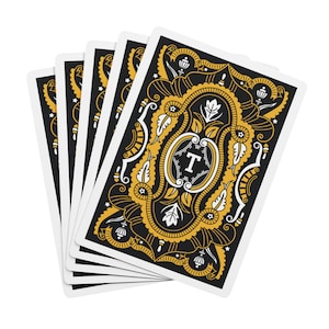 Elegantes naipes de póker con monograma, personalizados para noches de juegos, regalos únicos para gamers, diseño lujoso para celebraciones, perfectos para fiestas.