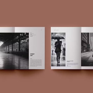 Pode incluir: Uma p&aacute;gina dupla de revista em preto e branco com duas imagens de pessoas caminhando pela cidade. A primeira imagem mostra uma pessoa caminhando sob uma estrutura de metal. A segunda imagem mostra uma pessoa caminhando com um guarda-chuva sob a chuva.