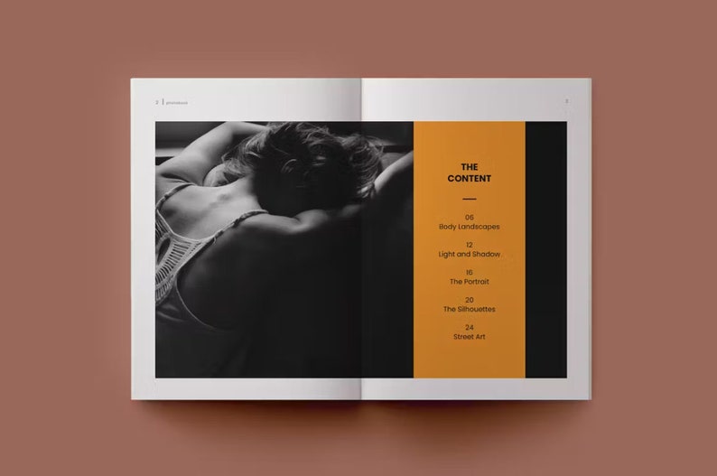 Pode incluir: Uma fotografia a preto e branco de uma mulher deitada. A foto faz parte de um livro intitulado "The Content" com uma tabela de conte&uacute;dos que lista t&oacute;picos como "Paisagens corporais", "Luz e sombra", "O retrato", "As silhuetas" e "Arte de rua".