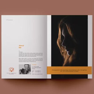 Pode incluir: Um folheto com uma foto do rosto de uma mulher na p&aacute;gina direita e texto sobre o fot&oacute;grafo na p&aacute;gina esquerda. O texto inclui o nome do fot&oacute;grafo, suas informa&ccedil;&otilde;es de contato e uma cita&ccedil;&atilde;o sobre fotografia. O folheto est&aacute; aberto e deitado sobre uma superf&iacute;cie marrom.