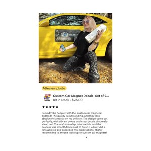 Pu&ograve; includere: Due magneti per auto personalizzati con un design vibrante che presenta una grafica colorata. I magneti sono mostrati su un'auto gialla. I magneti sono in stock e costano 25,00&nbsp;&euro;.