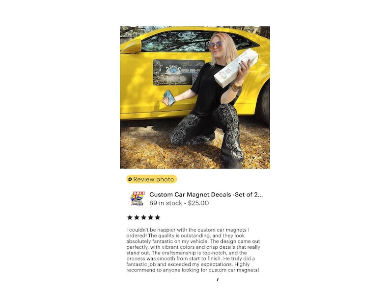 Pu&ograve; includere: Due magneti per auto personalizzati con un design vibrante che presenta una grafica colorata. I magneti sono mostrati su un'auto gialla. I magneti sono in stock e costano 25,00&nbsp;&euro;.