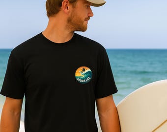Surf T-shirt Rough Life | Zonsonderganggolfprint op de achterkant | Coastal Lifestyle-surfshirt