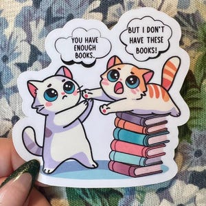 Naklejka na laptopa You Have Enough Books Cat | Uroczy kot na ziemi i krzyczący kot na stosie książek | Prezent dla miłośnika książek