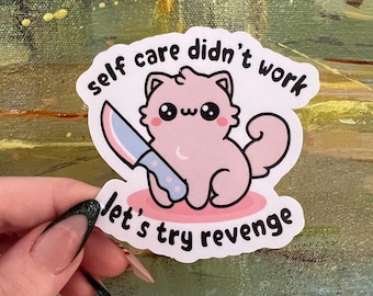 Sticker grappige kat - kleine kat met groot mes | 'Zelfzorg werkt niet, laten we het eens proberen'-ontwerp |  3"-sticker