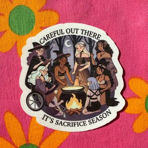 Vorsicht vor der Tür - Es ist Sacrifice Season Sticker - Witchy Halloween Sticker | 3-Zoll-Aufkleber | Witchy Sticker | Inklusive Witchy-Sticker