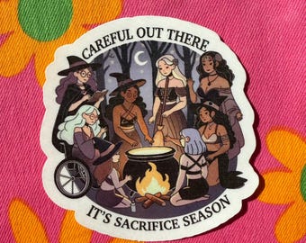 Cuidado ahí fuera: es temporada de sacrificios. Pegatina de Halloween de brujas. Pegatina de 3 pulgadas. Pegatina de brujas. Pegatina de brujas inclusivas.