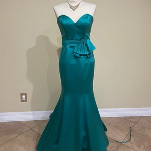 Grünes langes Kleid