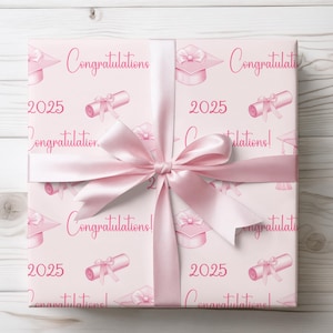 Carta da regalo, Carta da regalo rosa per la laurea, Cappello e diploma della classe del 2025, Coquette, Carta da regalo per lei, Carta da regalo celebrativa, Rosa