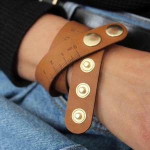 Brown eco leather wrist cuff, adjustable measuring bracelet, gift for dressmaker, wristband with ruler, centimeter tailors tape, sewing gadget