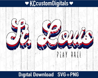 Könnte beinhalten: Ein digitaler Download einer Grafik im Retro-Stil mit dem Text "Jr Louis Play Ball" in Rot, Weiß und Blau. Die Grafik ist perfekt zum Erstellen von personalisierter Kleidung, Wohnaccessoires oder anderen Bastelarbeiten.