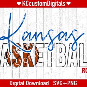 Puede incluir: Una descarga digital de un diseño gráfico con las palabras "Kansas Basketball" en texto azul y negro con un gráfico de baloncesto en el medio. El fondo es un patrón de madera blanca.