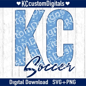 Puede incluir: Diseño 'KC Soccer' en azul y blanco con las letras 'K' y 'C' rellenas con un patrón de balones de fútbol. La palabra 'Soccer' está escrita en una fuente de letra cursiva estilizada.