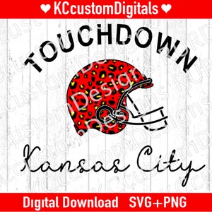 Könnte beinhalten: Ein digitaler Download eines Footballhelms mit Leopardenmuster. Der Helm ist rot, schwarz und gelb. Der Text "TOUCHDOWN Kansas City" ist in Schwarz über dem Helm geschrieben.