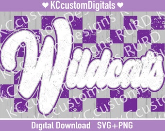 以下が含まれることがあります： 紫とグレーのチェック柄の背景に、かすれたフォントで「Wildcats」という白いグラフィックが描かれています。画像の下部には「Digital Download SVG+PNG」というテキストがあります。