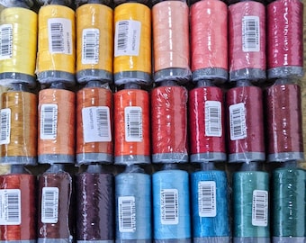 Filo di cotone Aurifil 28wt 750 metri. Impostato su 40 colori diversi.