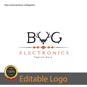 以下が含まれることがあります： 「BVG Electronics」という会社のロゴです。ロゴは、角のあるスタイリッシュな鹿の頭、黒い「BVG」の文字、オレンジ色のダイヤモンドのラインで構成されています。「Tagline Here」というテキストがロゴの下にあります。左下隅には、「100% Satisfaction Guaranteed」というテキストが書かれた金のシールがあります。
