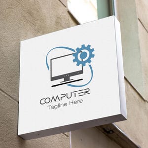 Könnte beinhalten: Ein quadratisches weißes Schild mit einem Computer-Themenlogo. Das Logo zeigt einen grauen Computermonitor, ein blaues Zahnrad und eine blaue gebogene Linie. Das Wort "COMPUTER" steht unter dem Logo, darunter "Tagline Here".