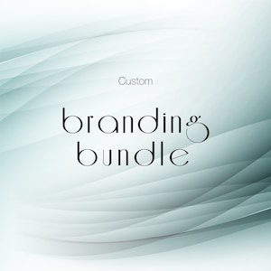 Könnte beinhalten: Ein abstraktes digitales Bild mit einem Hintergrund aus hellblauen und weißen geschwungenen Linien. Die Wörter "Custom" und "branding bundle" sind in einer minimalistischen, eleganten Schriftart dargestellt.