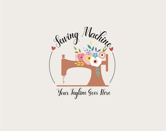 Może przedstawiać: Logo przedstawiające brązową maszynę do szycia ozdobioną kolorowymi kwiatami i liśćmi. Napis "Sewing Machine" jest wygięty nad maszyną, a pod nim znajduje się napis "Your Tagline Goes Here". Dwa małe serca flankują maszynę.